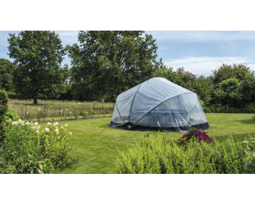 Jacuzzi d''extérieur avec tente dôme transparente dans le jardin