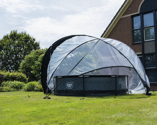 Couverture de piscine avec arche de recouvrement transparente sur une pelouse