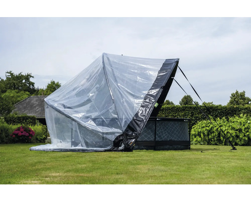 Piscine avec couverture transparente dans le jardin