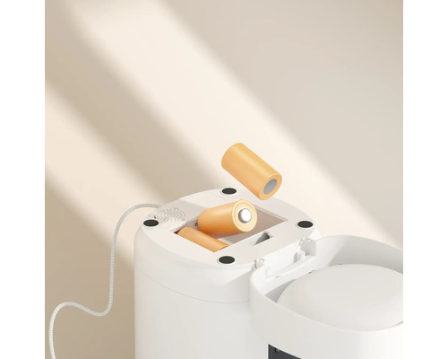 Drei Batterien in einem weißen Batteriebehälter