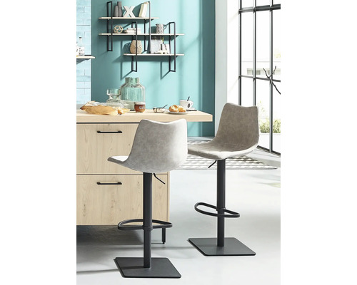 Deux tabourets de bar gris avec repose-pieds et pieds noirs sont placés près d''un îlot de cuisine.