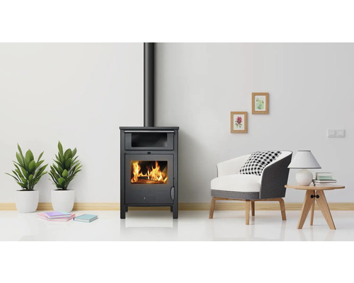 Séjour avec poêle à bois, fauteuil et table d''appoint