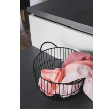 Panier en fil métallique avec des textiles sur un plan de travail