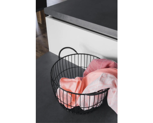 Drahtkorb mit Textilien auf einer Arbeitsplatte