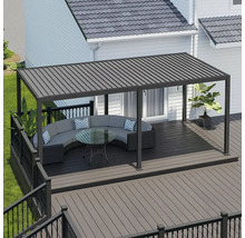 Pergola mit Möbeln auf einer Terrasse