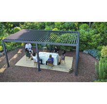 Szene mit einer Gruppe von Personen unter einer Pergola im Garten, die an einem Esstisch sitzen.