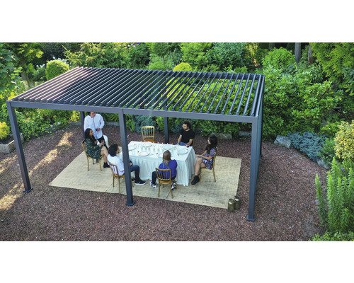 Szene mit einer Gruppe von Personen unter einer Pergola im Garten, die an einem Esstisch sitzen.
