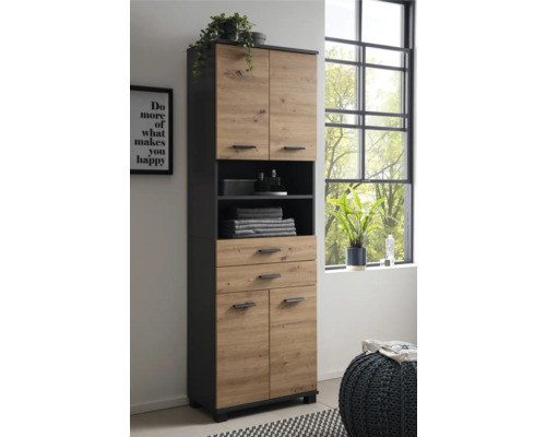 Armoire haute avec portes et tiroirs dans la salle de bain