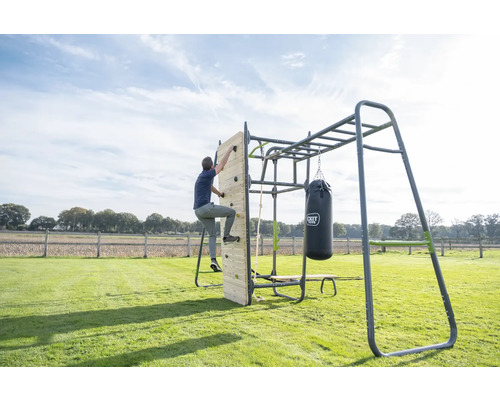 Portique d''escalade avec mur d''escalade, espalier et sac de frappe dans le jardin