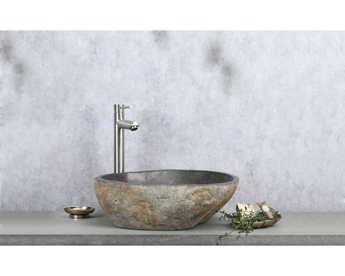 Auf dem Bild sind ein Steinwaschbecken und ein Wasserhahn zu sehen.