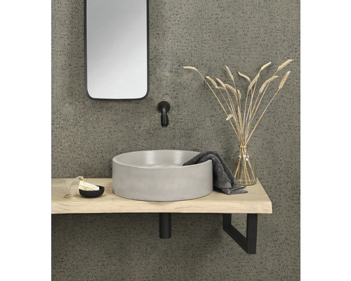 Meuble de salle de bains avec vasque à poser ronde, miroir et décoration sur un plateau en bois