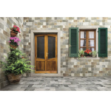 Façade et sol avec carrelage aspect pierre, porte en bois et fenêtre avec volets
