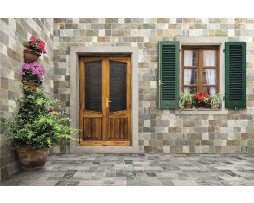 Façade et sol avec carrelage aspect pierre, porte en bois et fenêtre avec volets