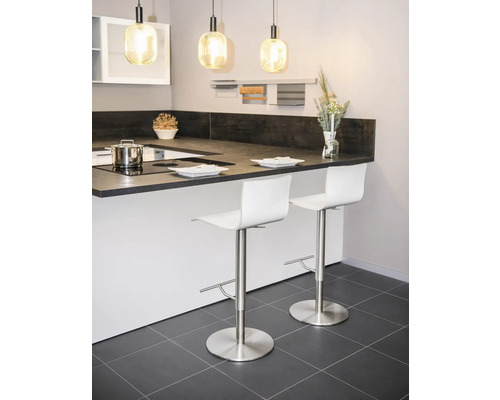 Küchenszene mit Barhockern, Arbeitsplatte, Kochtopf und Hängelampen