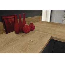 Plan de travail de cuisine en bois avec décoration