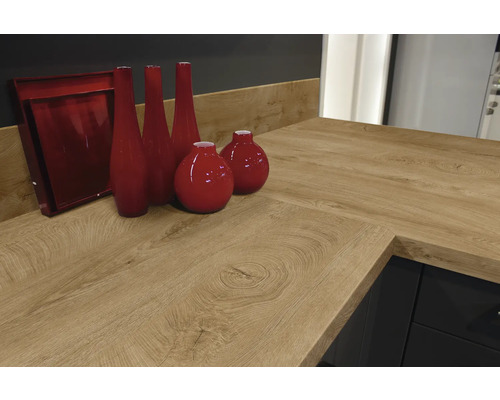 Küchenarbeitsplatte aus Holz mit Dekoration