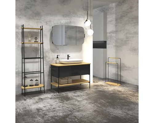 Salle de bains avec meuble-lavabo, armoire de toilette, étagère et porte-serviettes