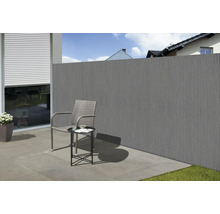 Sichtschutzzaun auf einer Terrasse mit Stuhl und Beistelltisch