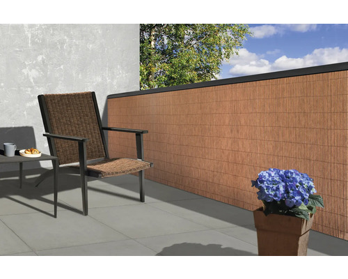 Balkonszene mit Sichtschutzwand, Stuhl, Tisch und Pflanze für den Außenbereich