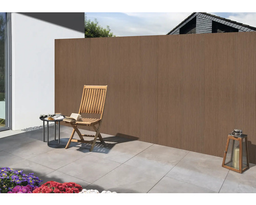 Gartenszene mit Holzzaun, Holzstuhl und Tisch