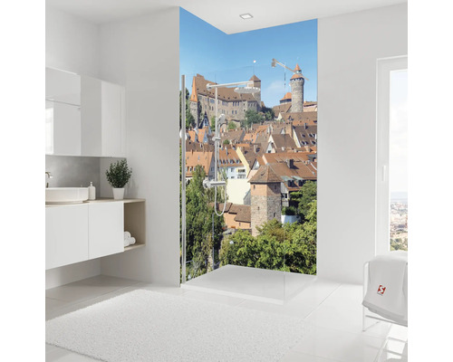 Modernes Badezimmer mit begehbarer Dusche und Stadtmotiv