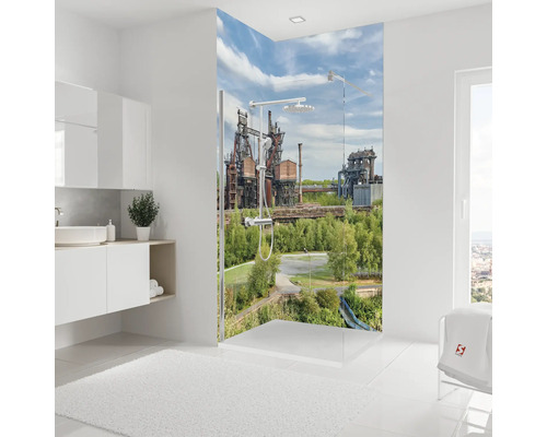 Salle de bains moderne avec douche à l''italienne et paysage industriel