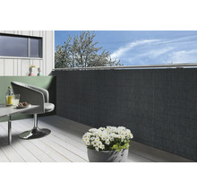 Balkon mit Sichtschutz, Stuhl, Tisch und Pflanztopf mit Margeriten