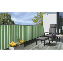 Balcon avec écran d''intimité, chaise et table sur terrasse en bois