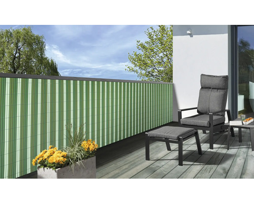 Balcon avec écran d''intimité, chaise et table sur terrasse en bois