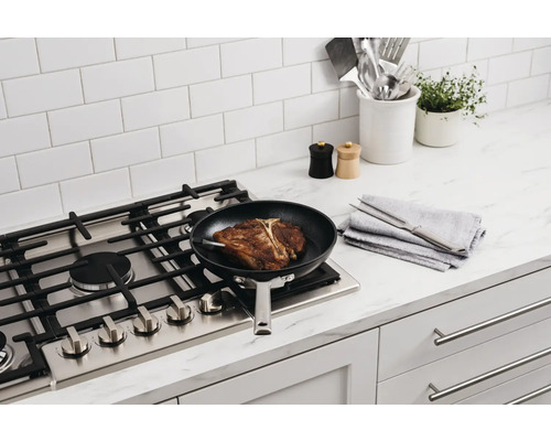 T-Bone Steak in Bratpfanne auf Herd