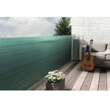 Scène de balcon avec écran d''intimité, jardinière et guitare sur plancher en bois