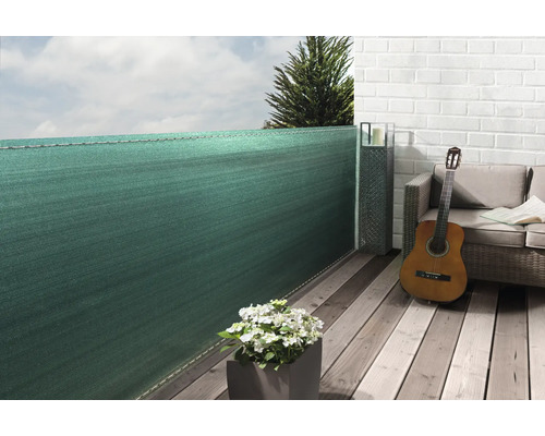 Scène de balcon avec écran d''intimité, jardinière et guitare sur plancher en bois