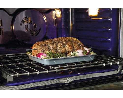 Braten im Ofen mit Gemüsebett aus Zwiebeln und Rosmarin.