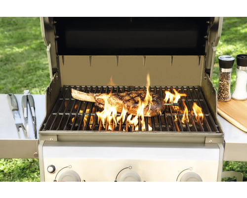 Grill mit T-Bone-Steak und Grillbesteck