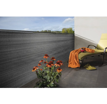 Balcon avec brise-vue, chaise longue et fleurs