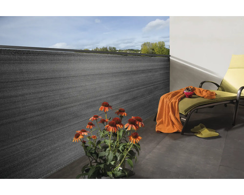 Balcon avec brise-vue, chaise longue et fleurs