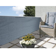 Balcon avec paroi d''intimité, fauteuil en osier et pots de fleurs pour l''intimité et la décoration