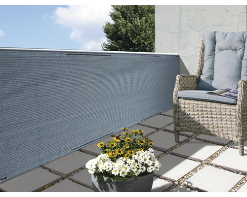 Balcon avec paroi d''intimité, fauteuil en osier et pots de fleurs pour l''intimité et la décoration
