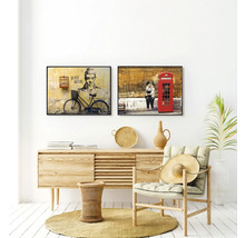 Salon avec deux images encadrées, un buffet en bois et une chaise