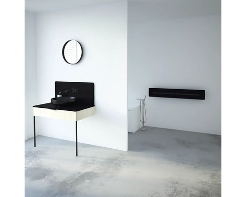 Modernes Badezimmer mit Waschtisch, Spiegel, Badewanne und Handtuchheizkörper