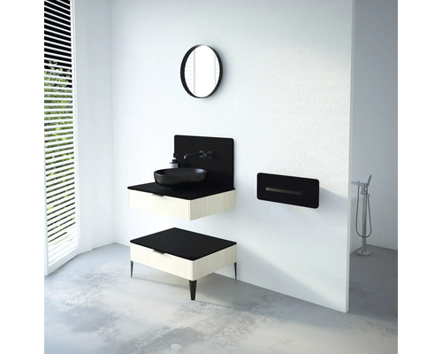 Modernes Badezimmer mit Waschbecken, Spiegel, Waschtisch und Ablage