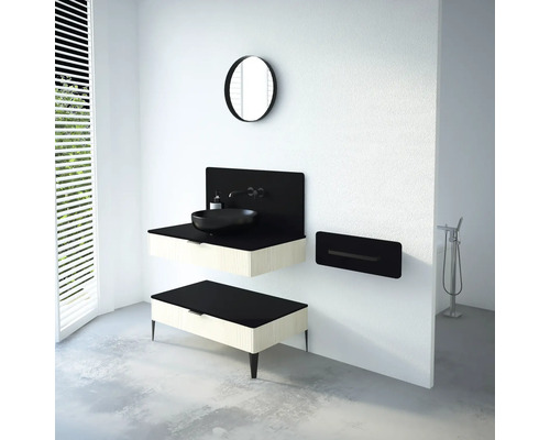 Modernes Badezimmer mit Waschtisch, Unterschrank, Spiegel und Handtuchhalter