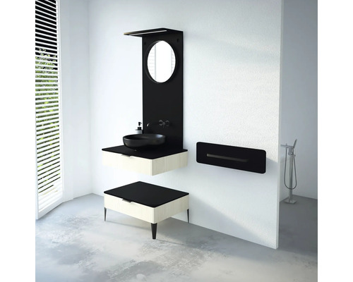 Modernes Badezimmer mit Waschtisch, Spiegel und Ablageflächen in Schwarz und Beige.