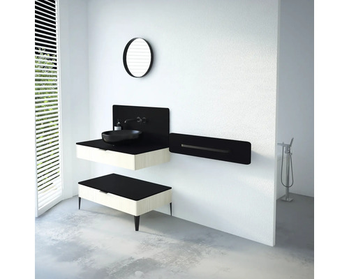 Modernes Badezimmer mit Waschtisch, Spiegel und Handtuchhalter