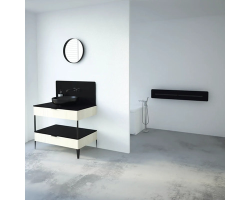 Modernes Badezimmer mit Waschtisch, Spiegel, Badewanne und Heizkörper