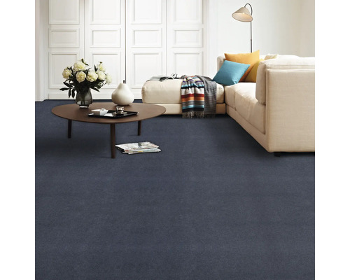 Wohnzimmer mit Couch, Tisch und Teppichboden