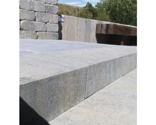 Nahaufnahme einer Gartentreppe aus Stein