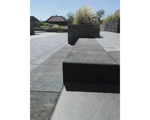 Aménagement de jardin avec pavés et éléments de murs