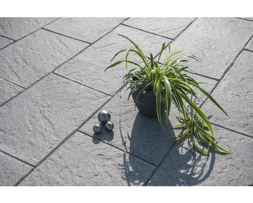Terrasse avec plante en pot et boules décoratives