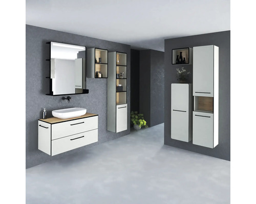 Salle de bains avec lavabo, armoire de toilette et meubles hauts en blanc et aspect bois